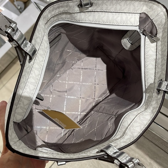 MICHAEL KORS OUTLET
Jet Set Medium Logo Pocket Tote Bag
Optic White/Silver 
NWT - Picture 13 of 16